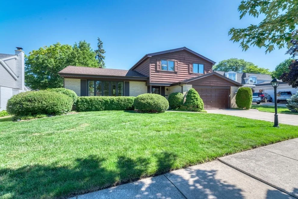 Unit for sale at 910 W White Oak Street, Arlington Heights, IL 60005
