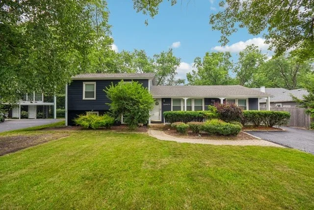 Unit for sale at 26W473 Parkway Drive, Winfield, IL 60190