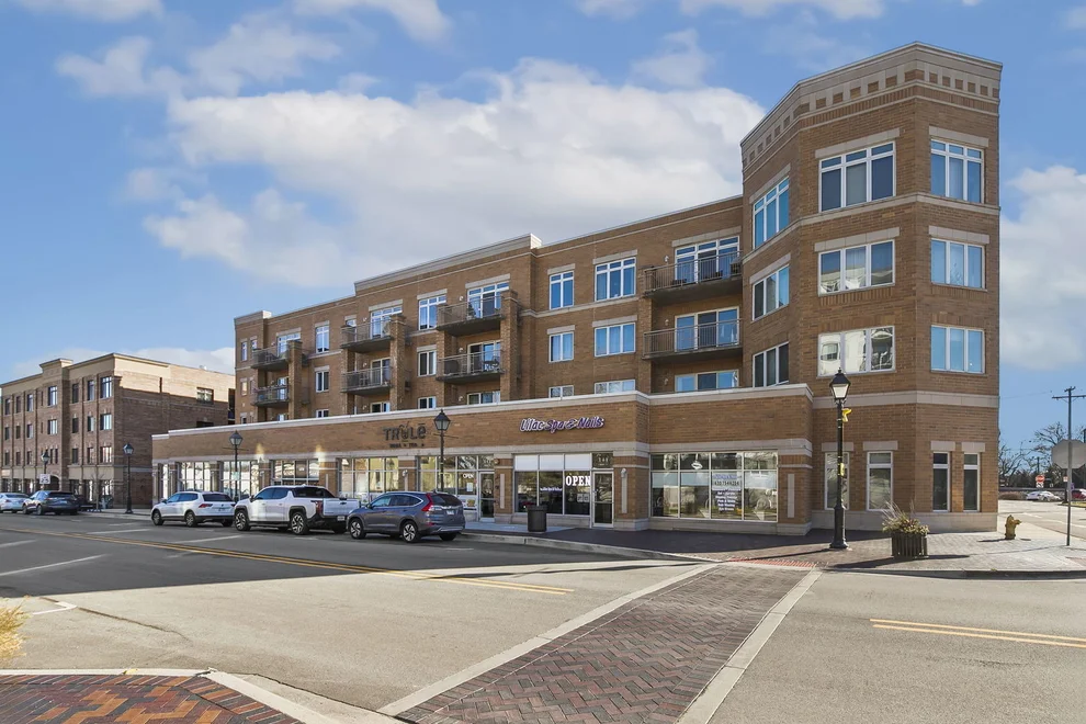 Unit for sale at 1 S Lincoln Avenue, Lombard, IL 60148