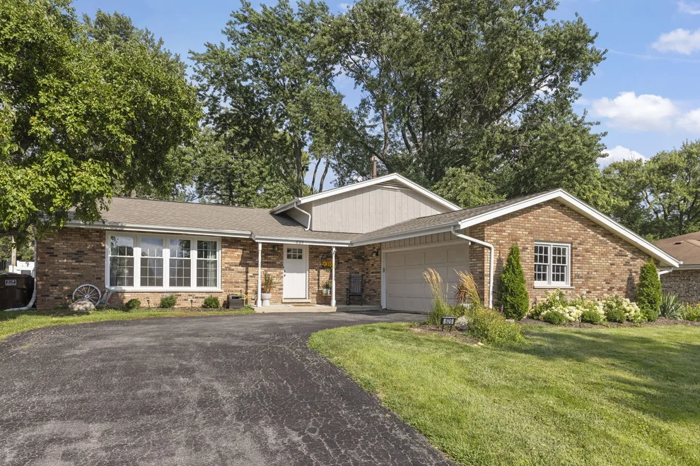 Unit for sale at 625 N Locust Street, Frankfort, IL 60423