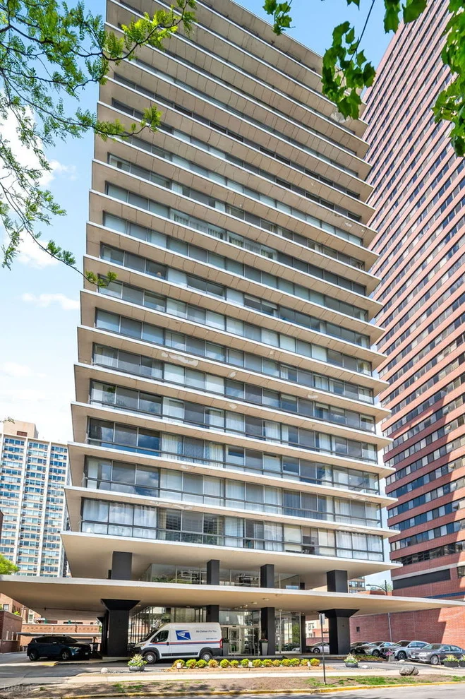 Unit for sale at 320 W Oakdale Avenue, Chicago, IL 60657