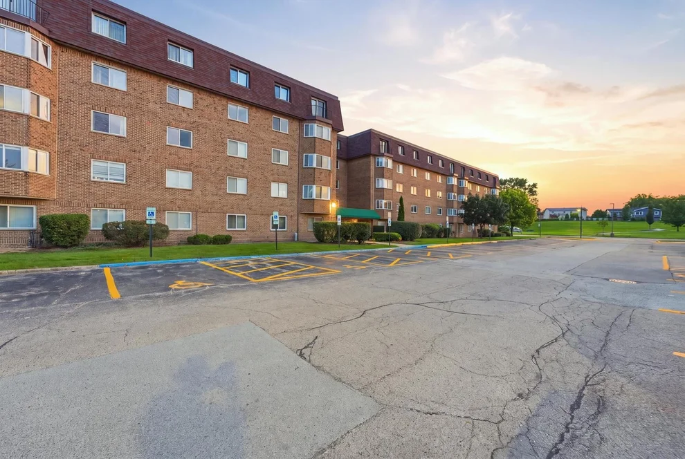 Unit for sale at 300 S Roselle Road, Schaumburg, IL 60193