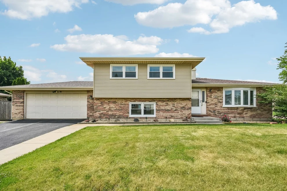 Unit for sale at 410 Flint Trail, Carol Stream, IL 60188
