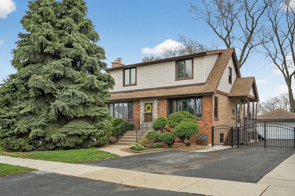 Unit for sale at 8021 S Lavergne Avenue, Burbank, IL 60459
