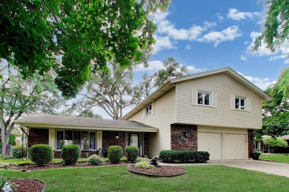 Unit for sale at 252 Millford Lane, Bloomingdale, IL 60108