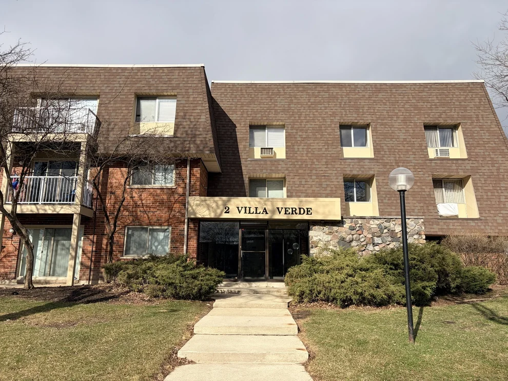 Unit for sale at 2 Villa Verde Drive, Buffalo Grove, IL 60089