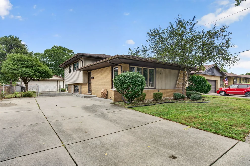 Unit for sale at 9915 S KENTON Avenue, Oak Lawn, IL 60453