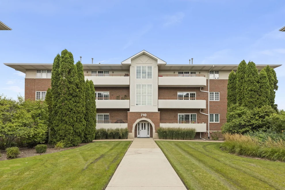 Unit for sale at 710 W 63rd Street, Westmont, IL 60559