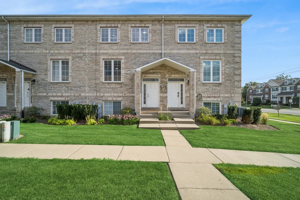 Unit for sale at 183 N East River Road, Des Plaines, IL 60016
