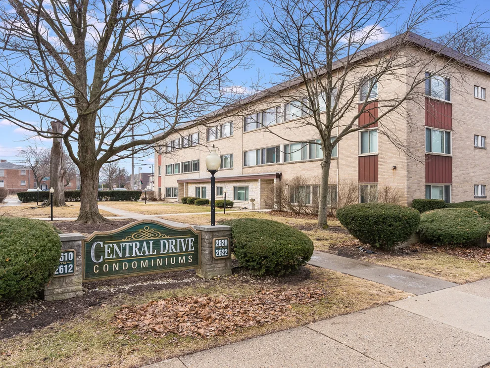 Unit for sale at 2622 Central Drive, Flossmoor, IL 60422