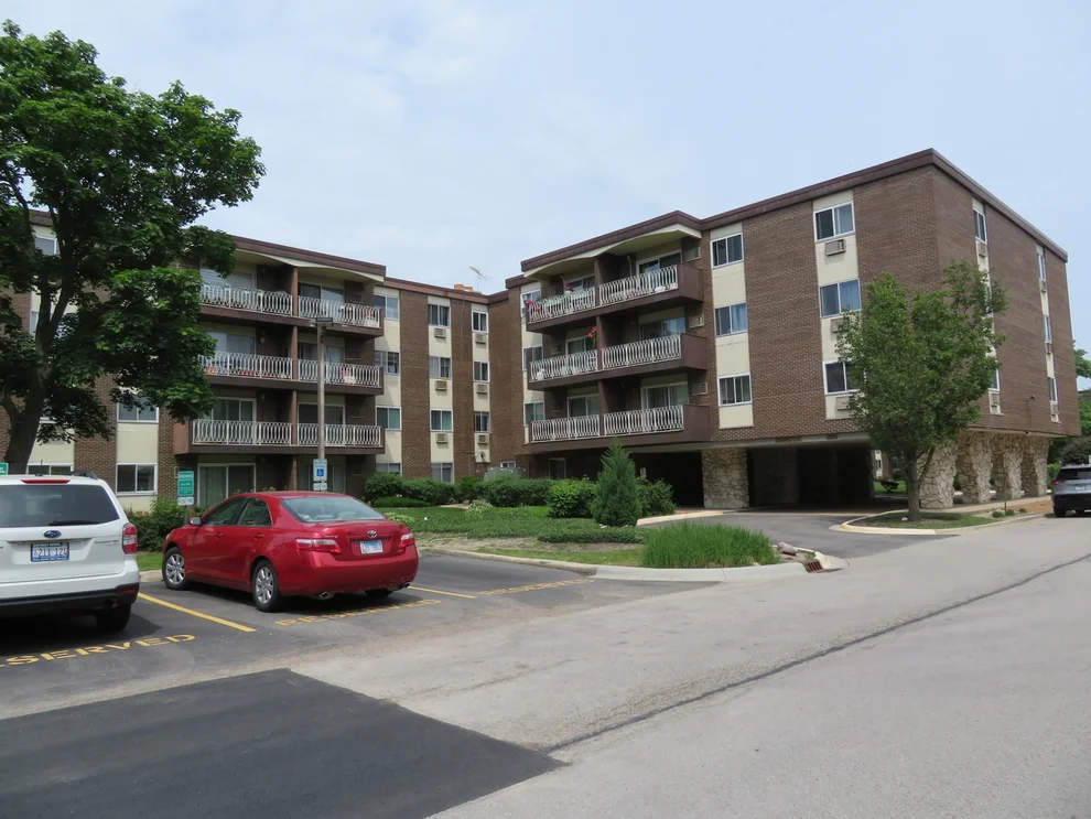 Unit for sale at 1311 S Finley Road, Lombard, IL 60148