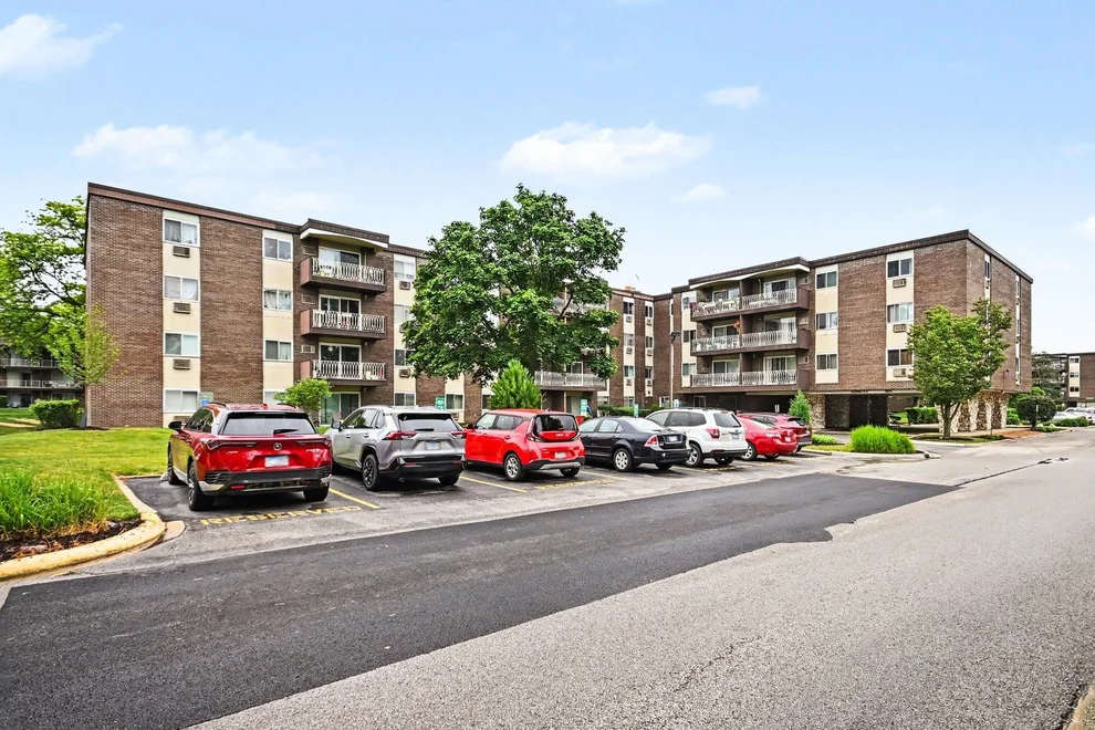 Unit for sale at 1311 S Finley Road, Lombard, IL 60148