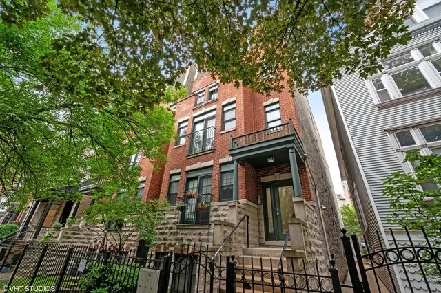 Unit for sale at 853 W Roscoe Street, Chicago, IL 60657