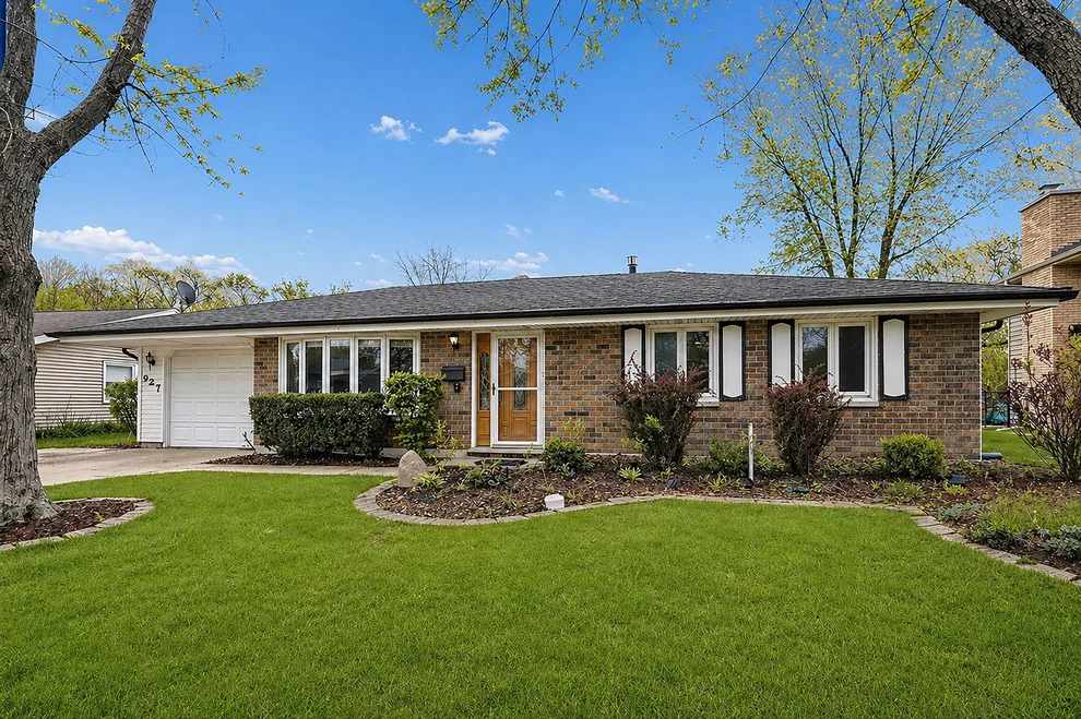 Unit for sale at 927 Gregory Lane, Schaumburg, IL 60193