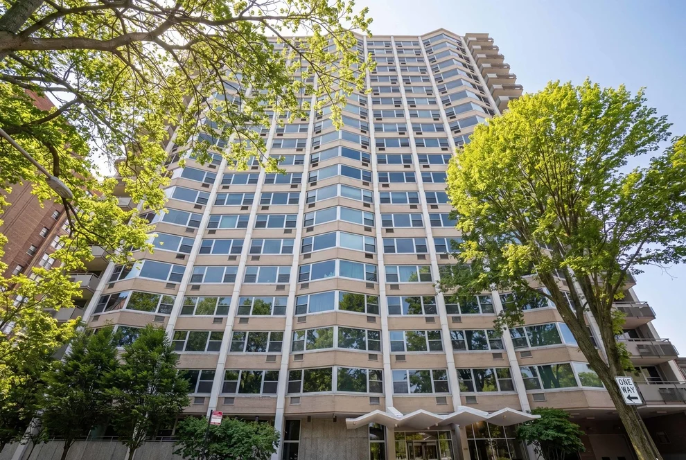 Unit for sale at 555 W Cornelia Avenue, Chicago, IL 60657