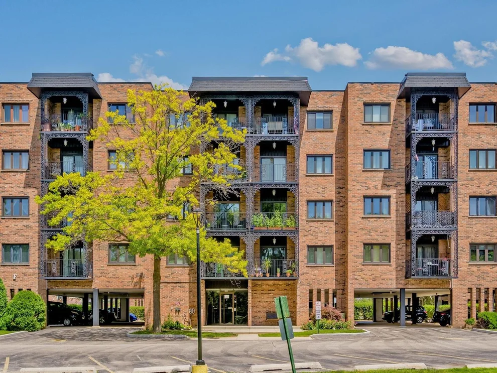 Unit for sale at 9356 Landings Lane, Des Plaines, IL 60016