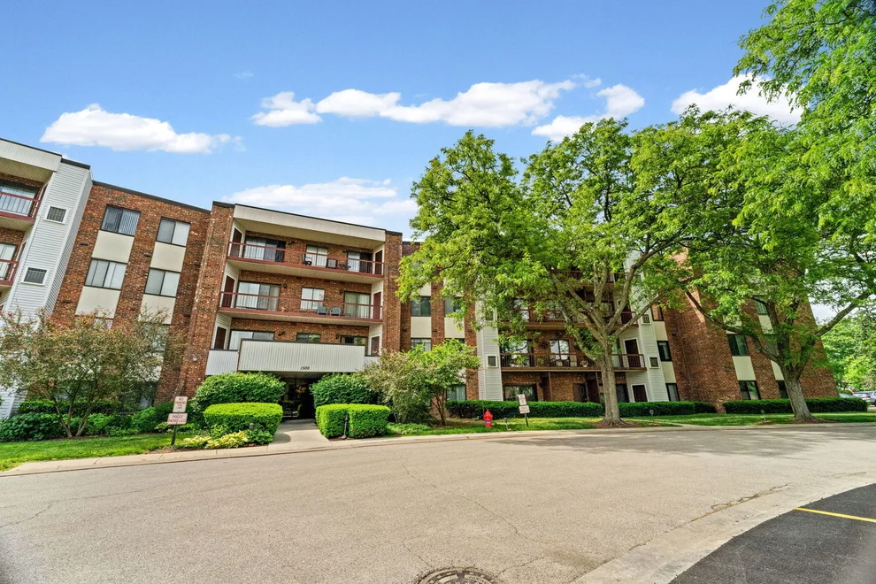 Unit for sale at 1500 Harbour Drive, Wheeling, IL 60090