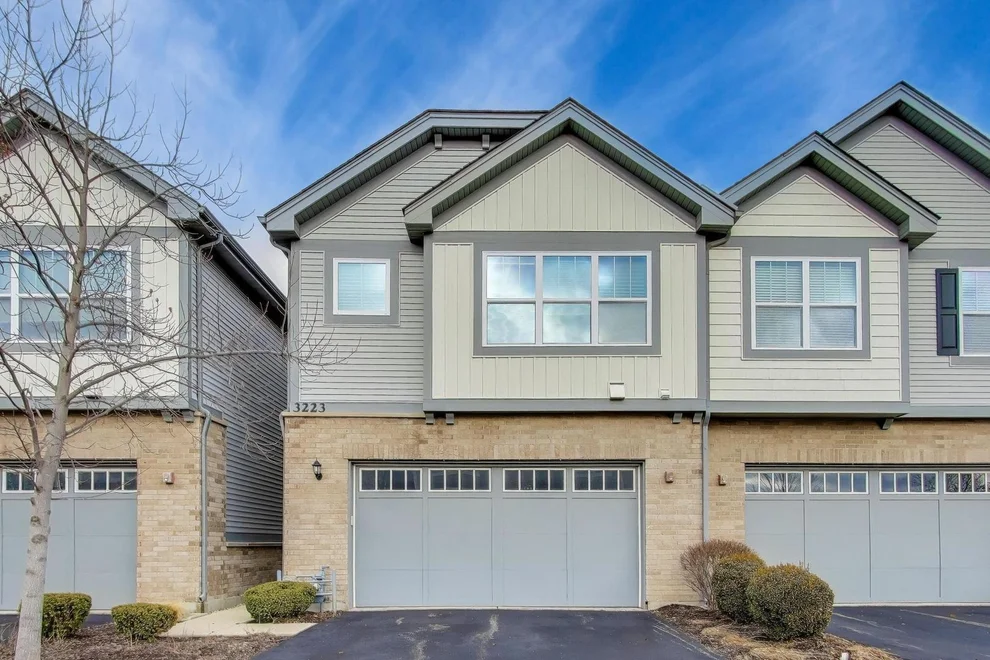 Unit for sale at 3223 N Heritage Lane, Arlington Heights, IL 60004
