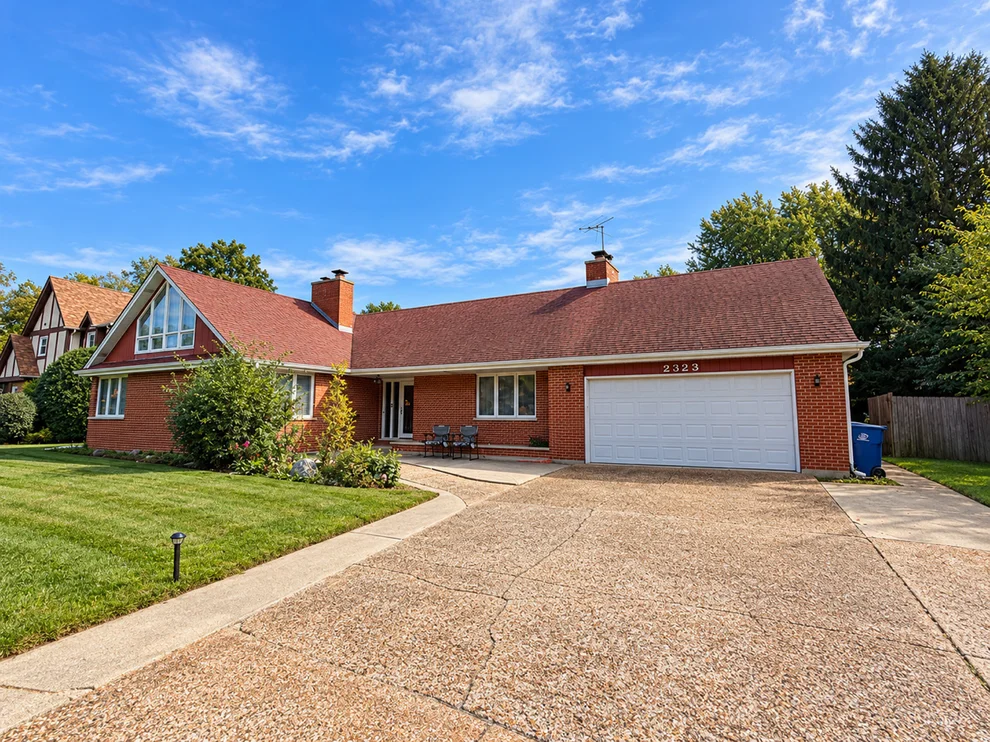 Unit for sale at 2323 N Sheridan Road, Waukegan, IL 60087