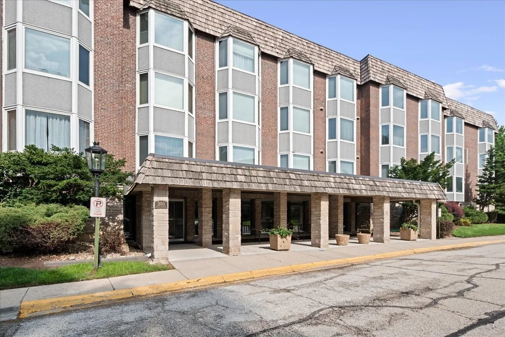 Unit for sale at 300 THAMES Parkway, Park Ridge, IL 60068