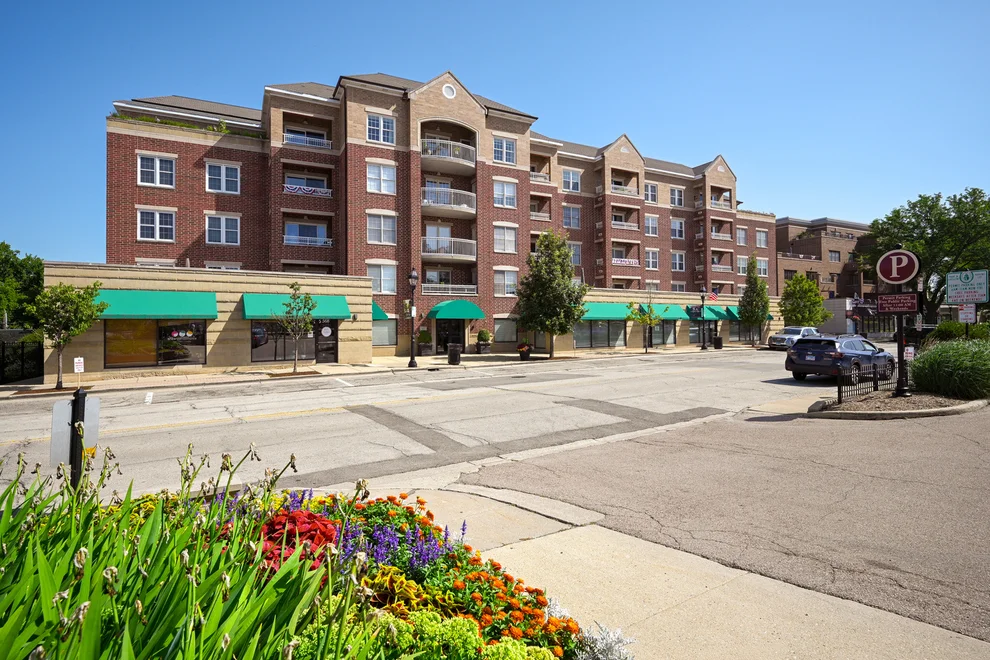 Unit for sale at 570 Crescent Boulevard, Glen Ellyn, IL 60137