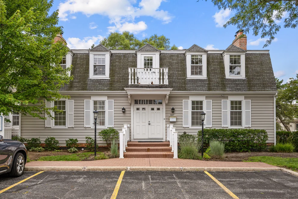 Unit for sale at 1621 W Colonial Parkway, Inverness, IL 60067