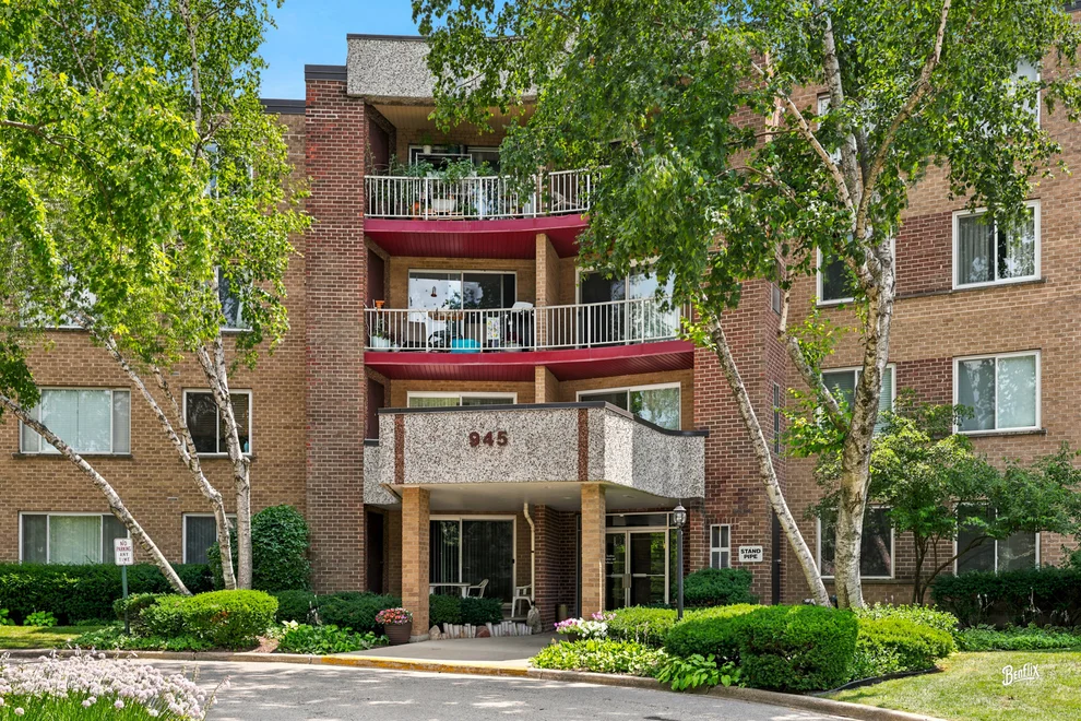 Unit for sale at 945 E Kenilworth Avenue, Palatine, IL 60074