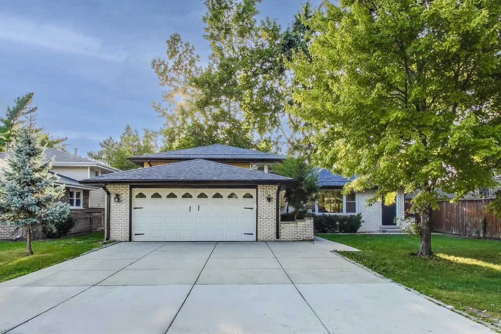 Unit for sale at 7712 Cronin Avenue, Justice, IL 60458