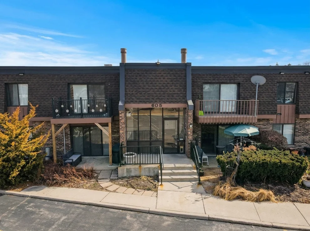 Unit for sale at 605 Limerick Lane, Schaumburg, IL 60193