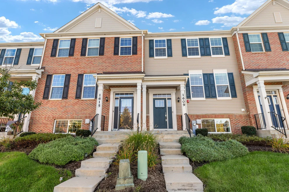 Unit for sale at 1609 Sager Way, Batavia, IL 60510