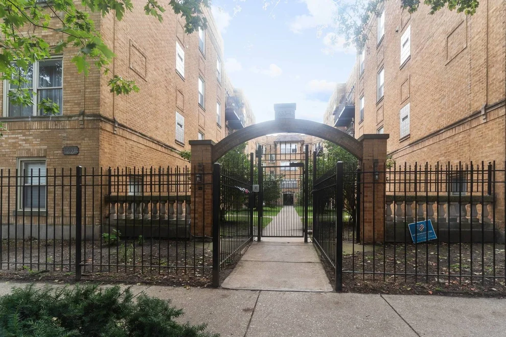 Unit for sale at 1633 W Farwell Avenue, Chicago, IL 60626