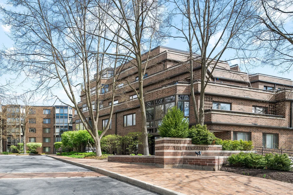 Unit for sale at 601 Mulberry Place, Highland Park, IL 60035