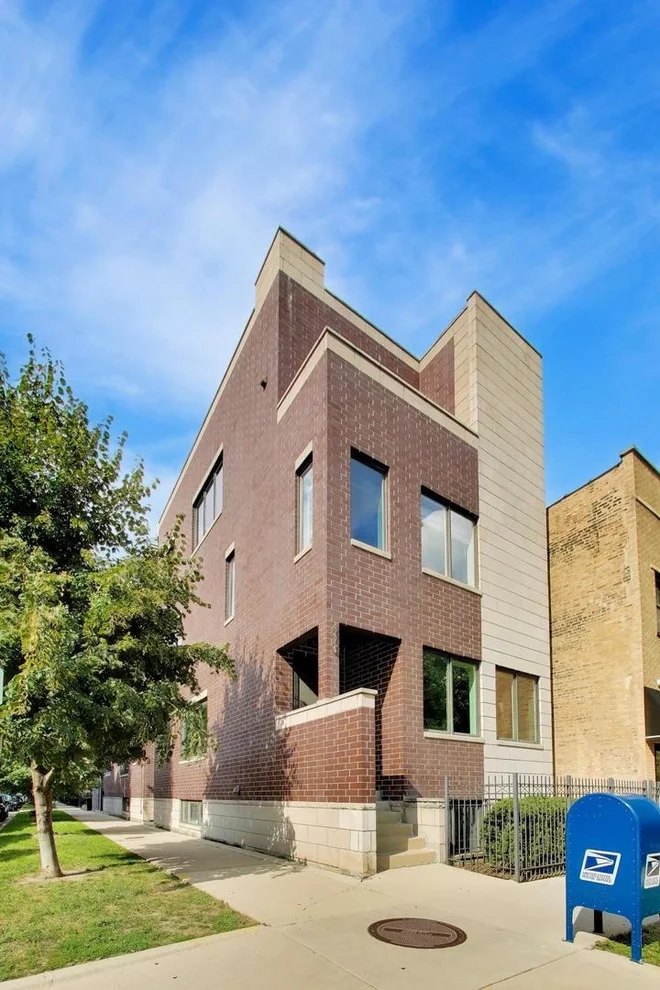 Unit for sale at 2224 W Roscoe Street, Chicago, IL 60618