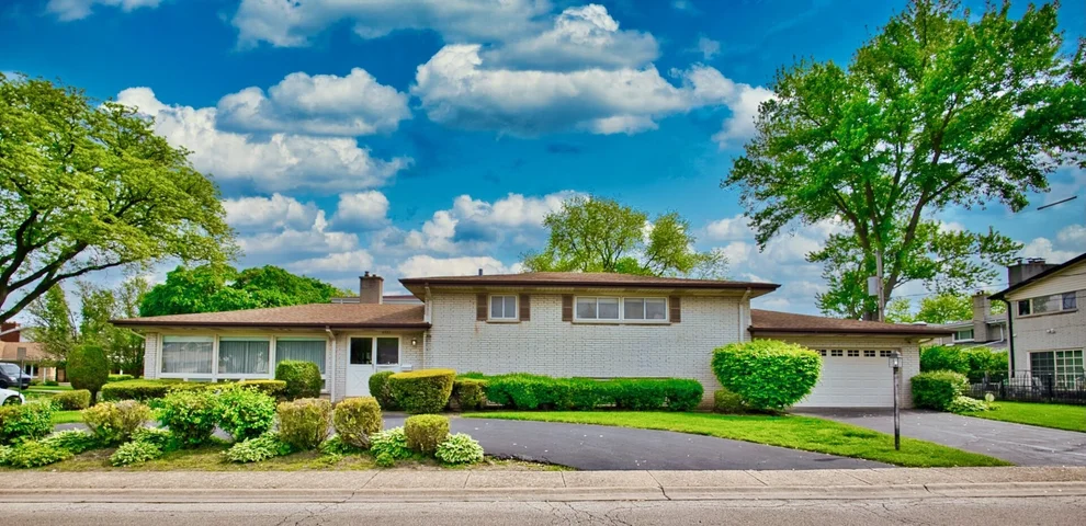Unit for sale at 4351 W Chase Avenue, Lincolnwood, IL 60712
