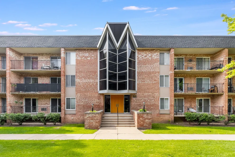 Unit for sale at 1001 N Mill Street, Naperville, IL 60563
