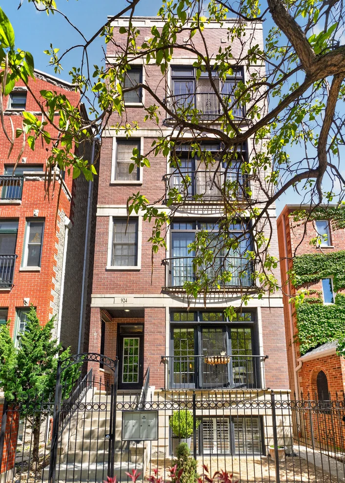 Unit for sale at 924 W ROSCOE Street, Chicago, IL 60657