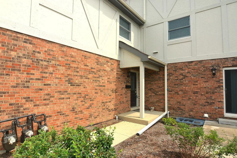 Unit for sale at 802 E Hillside Avenue, Barrington, IL 60010
