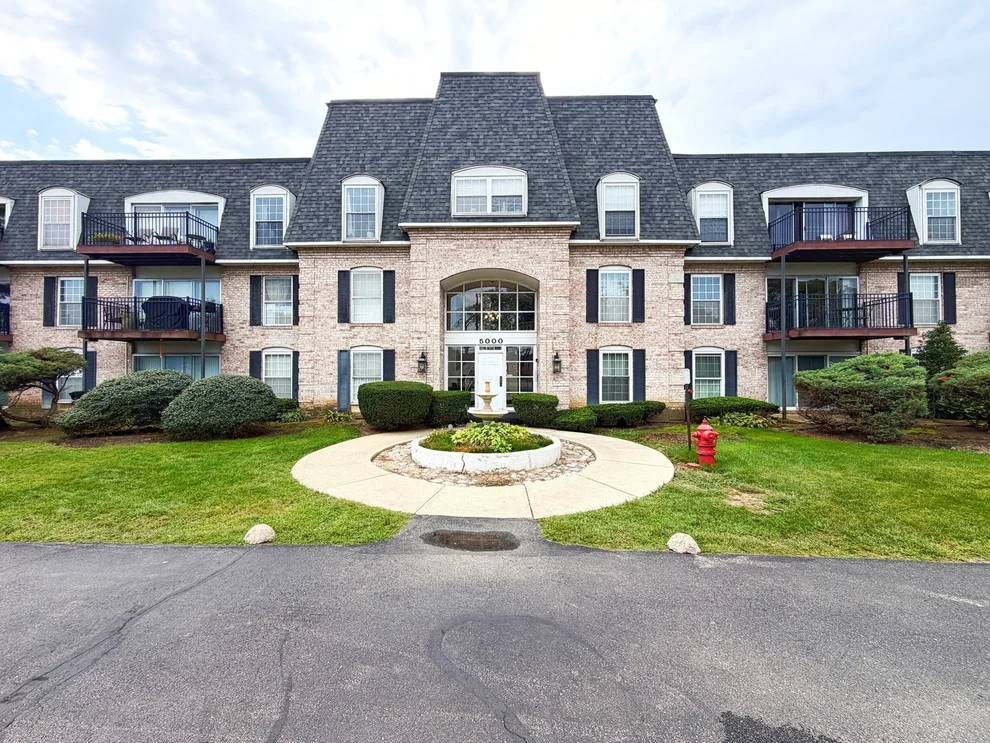 Unit for sale at 5000 Carriageway Drive, Rolling Meadows, IL 60008