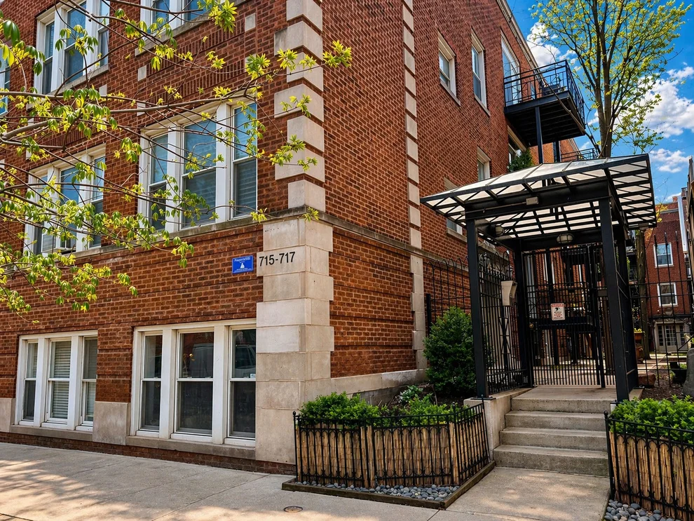 Unit for sale at 717 W Barry Avenue, Chicago, IL 60657