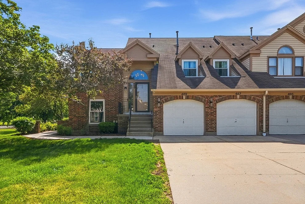 Unit for sale at 489 Banyan Tree Lane, Buffalo Grove, IL 60089