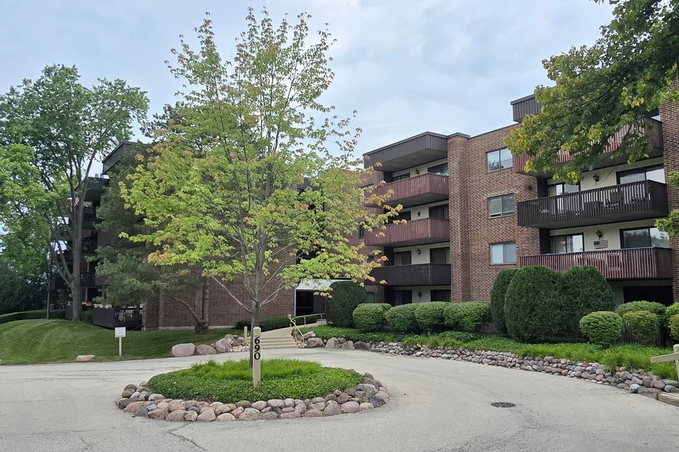 Unit for sale at 690 Chandler Road, Gurnee, IL 60031