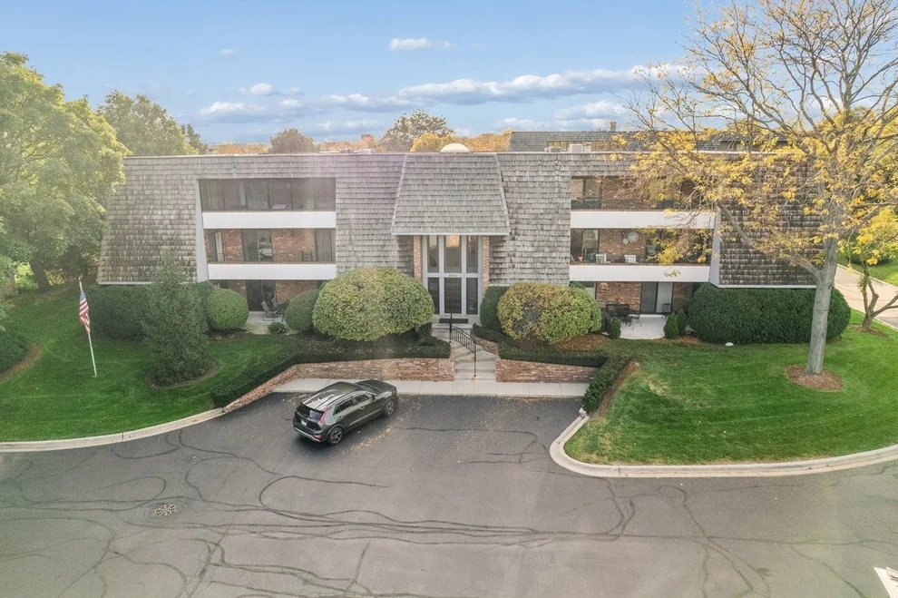 Unit for sale at 200 Red Top Drive, Libertyville, IL 60048