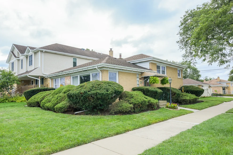 Unit for sale at 8662 N Ozark Avenue, Niles, IL 60714