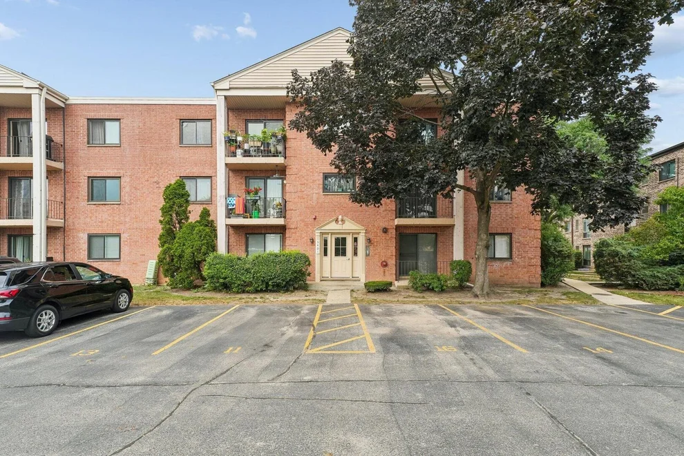 Unit for sale at 5401 Chateau Drive, Rolling Meadows, IL 60008