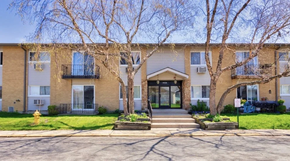 Unit for sale at 8828 N Leslie Lane, Des Plaines, IL 60016