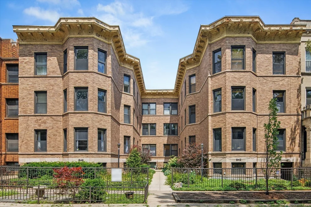Unit for sale at 846 W NEWPORT Avenue, Chicago, IL 60657