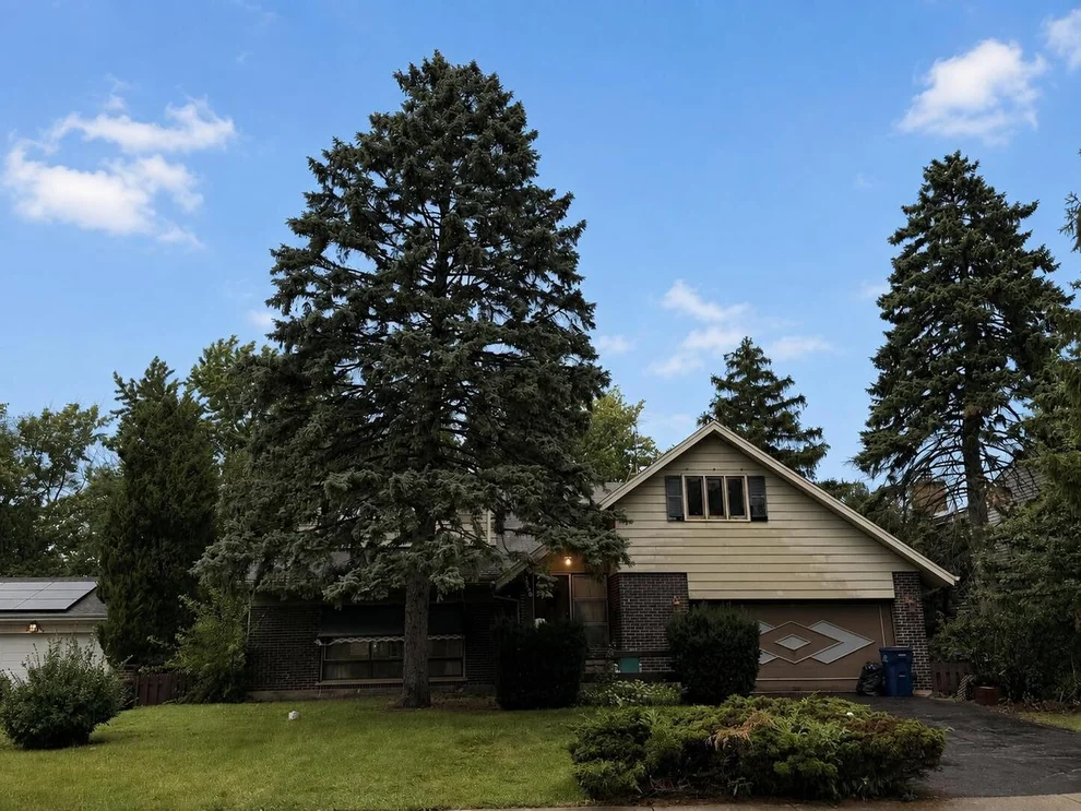 Unit for sale at 2720 Appletree Lane, Northbrook, IL 60062