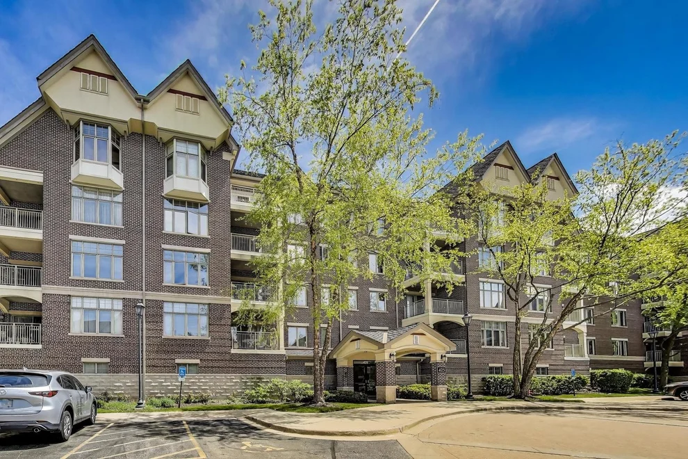Unit for sale at 425 Village Green, Lincolnshire, IL 60069