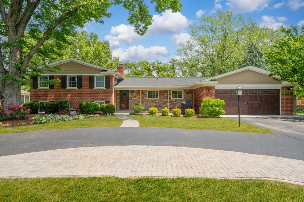 Unit for sale at 617 S Glendale Lane, Mount Prospect, IL 60056