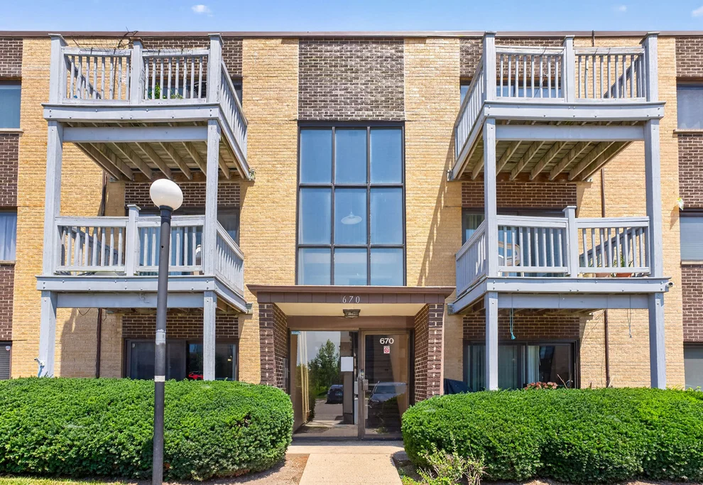 Unit for sale at 670 Pinecrest Drive, Prospect Heights, IL 60070